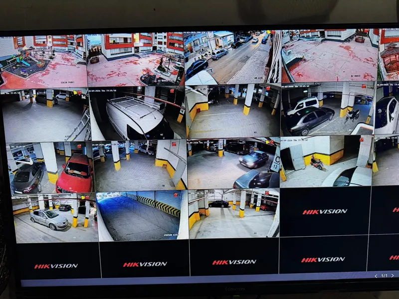 Site yönetim odasındaki ekranda otopark, giriş ve çocuk parkı kameraları birlikte izleniyor.