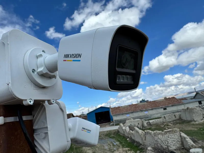 Direğe monte edilmiş iki Hikvision ColorVu bullet kamera ve kablosuz köprü.